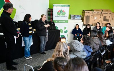 ENTREGA DE KITS PARA ESTUDIANTES DEL CURSO DE DISEÑO Y CONFECCIÓN DE LA ESCUELA MUNICIPAL DE ARTES Y OFICIOS