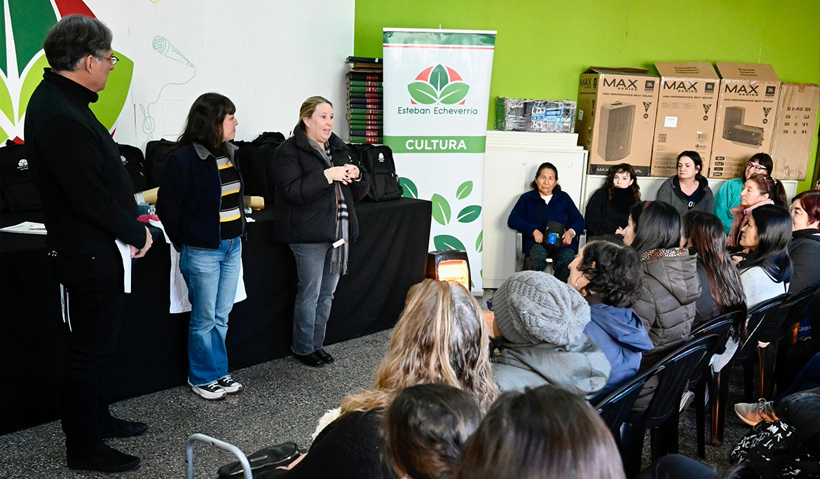 ENTREGA DE KITS PARA ESTUDIANTES DEL CURSO DE DISEÑO Y CONFECCIÓN DE LA ESCUELA MUNICIPAL DE ARTES Y OFICIOS