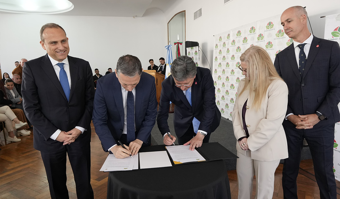 FERNANDO GRAY FIRMÓ UN CONVENIO DE HERMANAMIENTO ENTRE EL MUNICIPIO DE ESTEBAN ECHEVERRÍA Y LA CIUDAD PORTUGUESA DE VIANA DO CASTELO