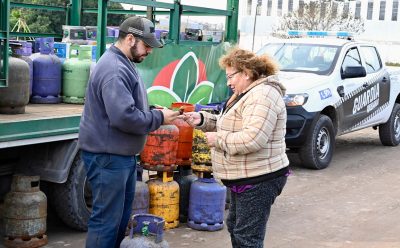 MONTE GRANDE: EL MUNICIPIO LLEVÓ ADELANTE UN NUEVO OPERATIVO DE RECARGA DE GARRAFAS A VALOR SOCIAL