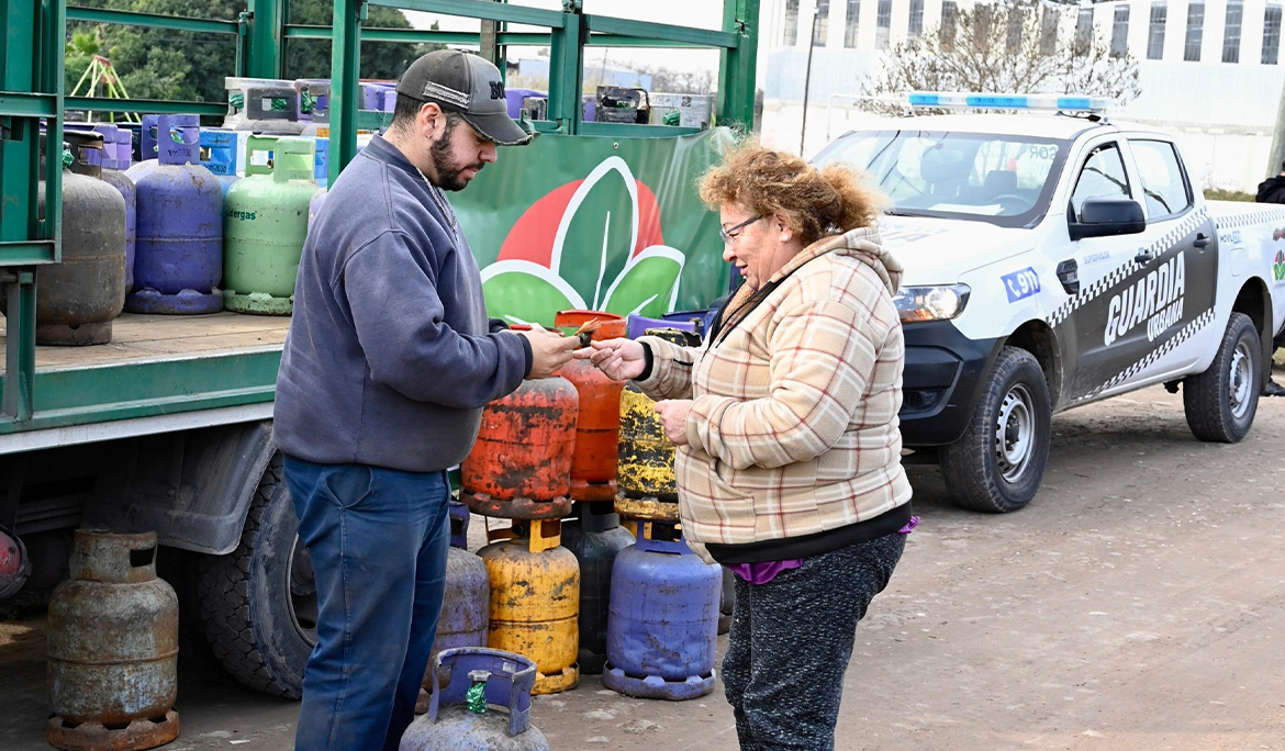 MONTE GRANDE: EL MUNICIPIO LLEVÓ ADELANTE UN NUEVO OPERATIVO DE RECARGA DE GARRAFAS A VALOR SOCIAL