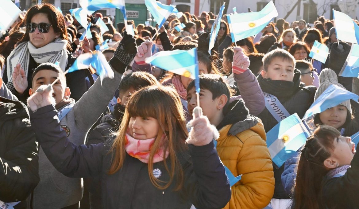 FERNANDO GRAY TOMÓ LA PROMESA DE LEALTAD A LA BANDERA A 4.260 ESTUDIANTES DE 4° AÑO DE ESCUELAS PRIMARIAS DE ESTEBAN ECHEVERRÍA