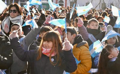 FERNANDO GRAY TOMÓ LA PROMESA DE LEALTAD A LA BANDERA A 4.260 ESTUDIANTES DE 4° AÑO DE ESCUELAS PRIMARIAS DE ESTEBAN ECHEVERRÍA