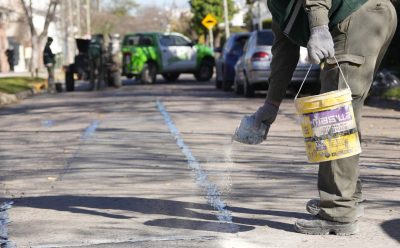 CONTINÚAN LAS TAREAS DE SELLADO DE JUNTAS EN MONTE GRANDE Y LUIS GUILLÓN