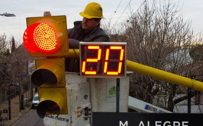 MONTE GRANDE: AVANZA LA INSTALACIÓN DE CONTADORES DE TIEMPO EN SEMÁFOROS DEL DISTRITO