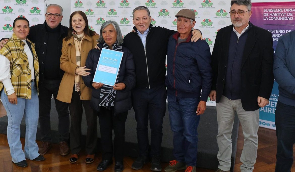 FERNANDO GRAY ENTREGÓ 87 ESCRITURAS DE VIVIENDAS A FAMILIAS DE ESTEBAN ECHEVERRÍA