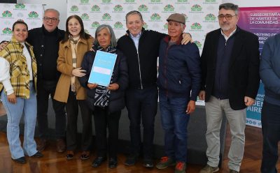 FERNANDO GRAY ENTREGÓ 87 ESCRITURAS DE VIVIENDAS A FAMILIAS DE ESTEBAN ECHEVERRÍA