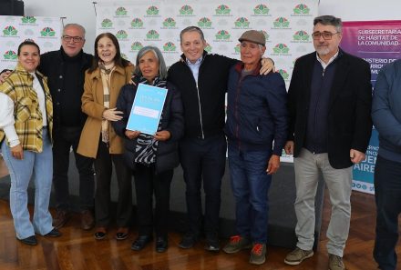 FERNANDO GRAY ENTREGÓ 87 ESCRITURAS DE VIVIENDAS A FAMILIAS DE ESTEBAN ECHEVERRÍA