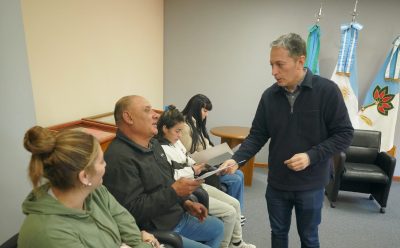 FERNANDO GRAY ENTREGÓ UNA MÁQUINA PERKINS BRAILLE A UN CHICO DE MONTE GRANDE CON DISCAPACIDAD VISUAL
