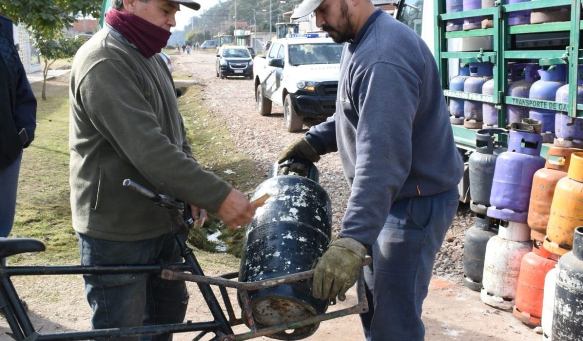 MONTE GRANDE SUR: EL MUNICIPIO REALIZÓ UN OPERATIVO DE RECARGA DE GARRAFAS A PRECIO ACCESIBLE EN EL BARRIO LA VICTORIA