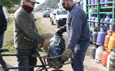 MONTE GRANDE SUR: EL MUNICIPIO REALIZÓ UN OPERATIVO DE RECARGA DE GARRAFAS A PRECIO ACCESIBLE EN EL BARRIO LA VICTORIA