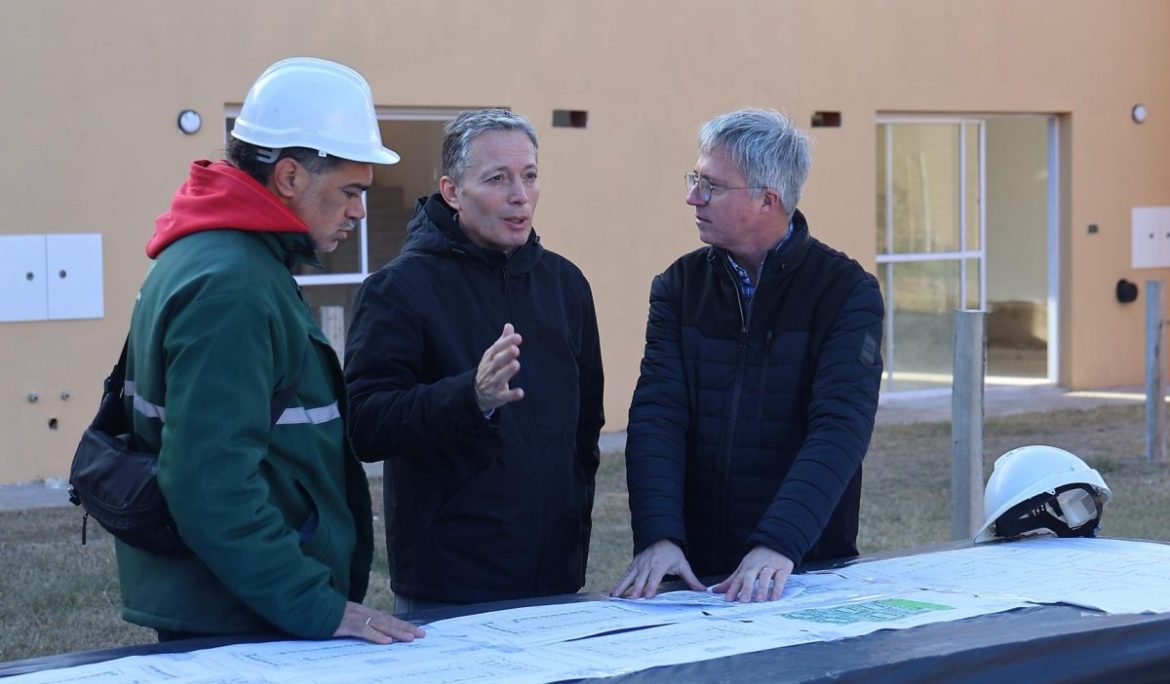 9 DE ABRIL: FERNANDO GRAY RECORRIÓ LAS OBRAS DE UN COMPLEJO HABITACIONAL DE VIVIENDAS
