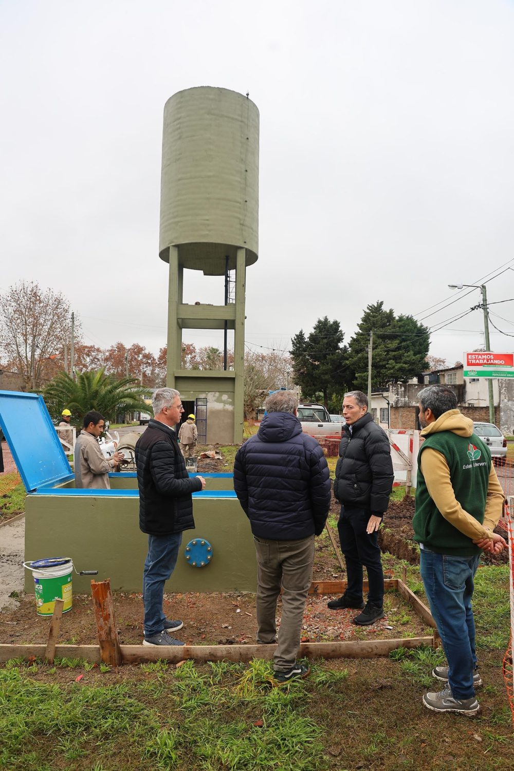 MONTE GRANDE SUR: FERNANDO GRAY SUPERVISÓ EL AVANCE DE LAS OBRAS PARA MEJORAR EL SERVICIO DE AGUA POTABLE EN EL BARRIO POLICIAL