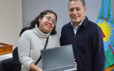 FERNANDO GRAY ENTREGÓ NOTEBOOKS A JÓVENES DEL DISTRITO