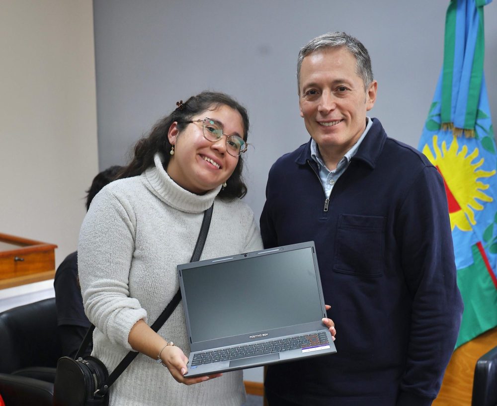 FERNANDO GRAY ENTREGÓ NOTEBOOKS A JÓVENES DEL DISTRITO