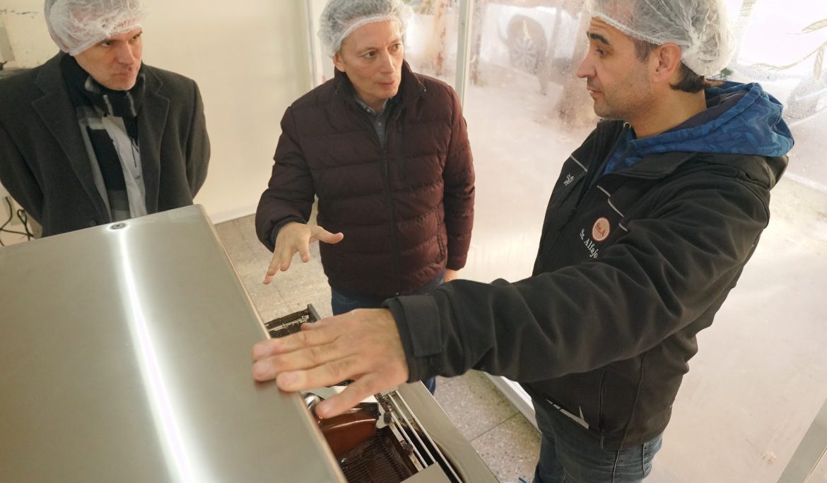 FERNANDO GRAY RECORRIÓ LA NUEVA PLANTA DE PRODUCCIÓN DE LA EMPRESA SR. ALFAJOR EN MONTE GRANDE