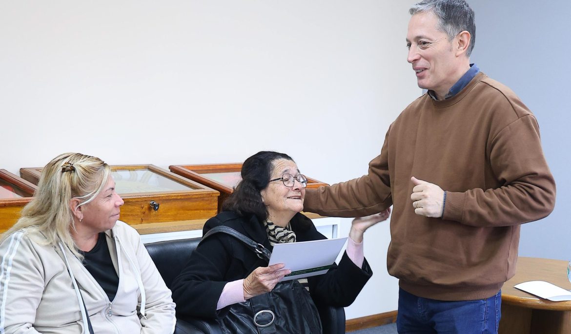 FERNANDO GRAY ENTREGÓ NOTEBOOKS E INSUMOS A CUATRO VECINAS DEL DISTRITO