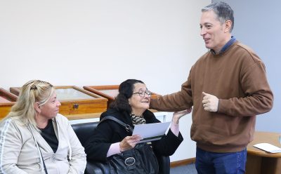 FERNANDO GRAY ENTREGÓ NOTEBOOKS E INSUMOS A CUATRO VECINAS DEL DISTRITO