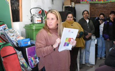 ENTREGA DE MÁS KITS ESCOLARES PARA ESTUDIANTES DEL PLAN FINES Y DE ESCUELAS PRIMARIAS PARA ADULTAS Y ADULTOS
