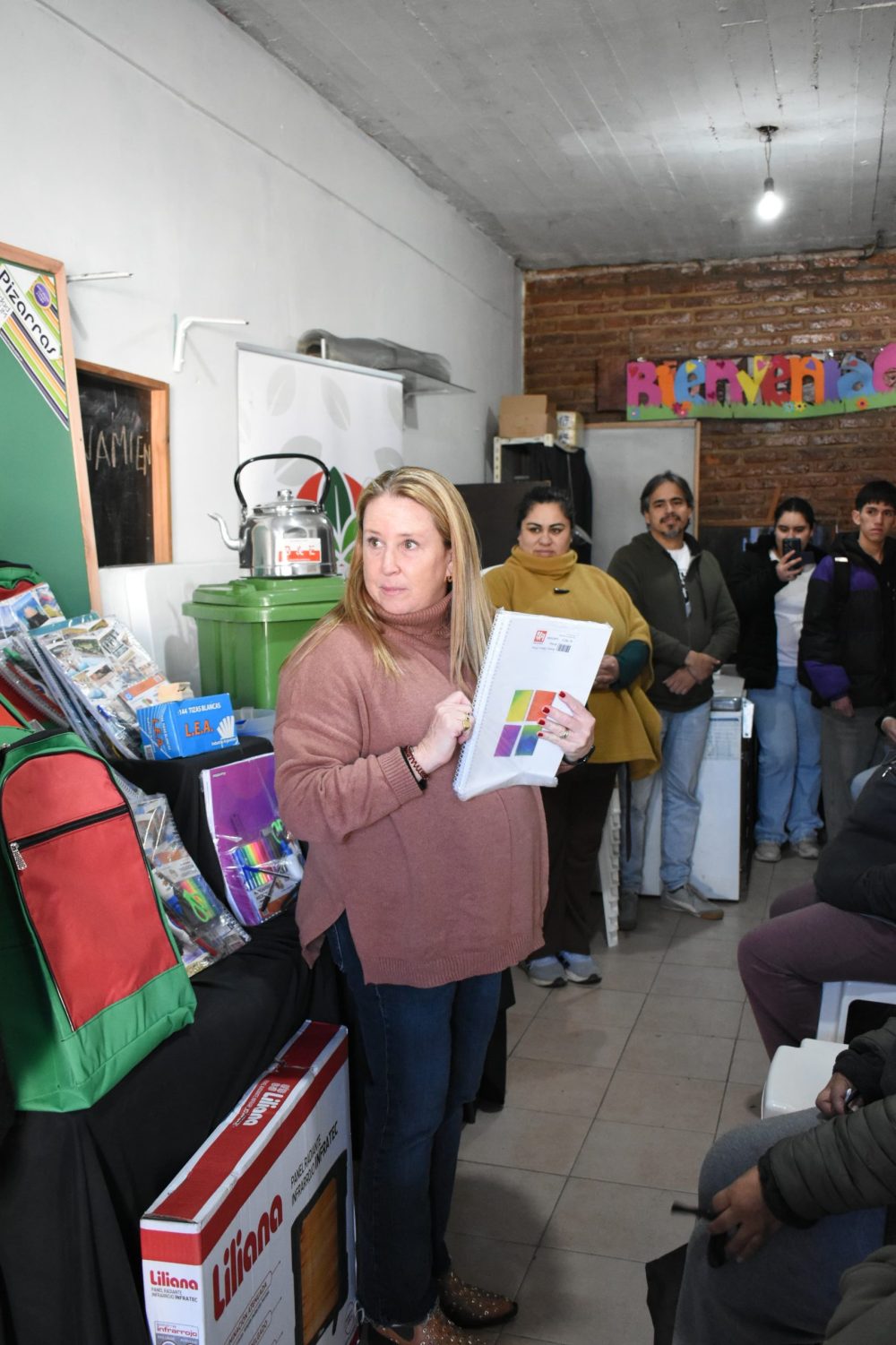 ENTREGA DE MÁS KITS ESCOLARES PARA ESTUDIANTES DEL PLAN FINES Y DE ESCUELAS PRIMARIAS PARA ADULTAS Y ADULTOS