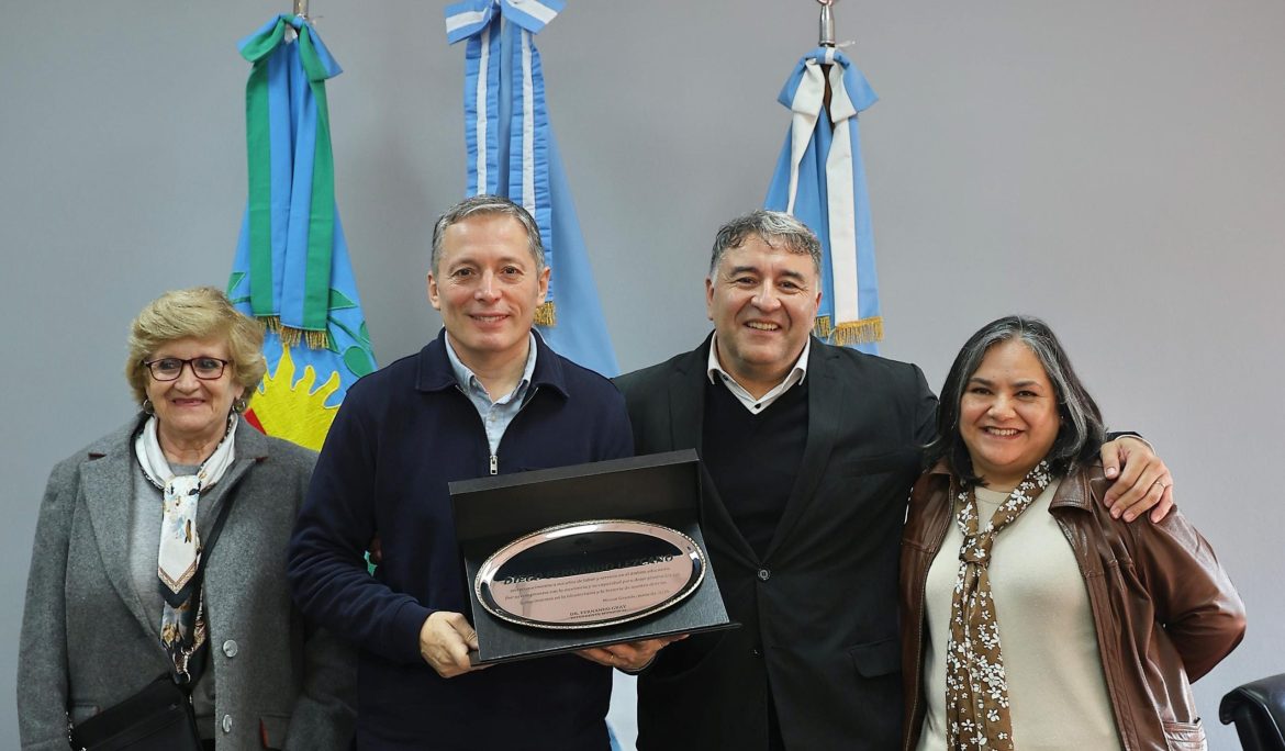 FERNANDO GRAY BRINDÓ UN RECONOCIMIENTO A AUTORIDADES DEL ÁMBITO EDUCATIVO DEL DISTRITO