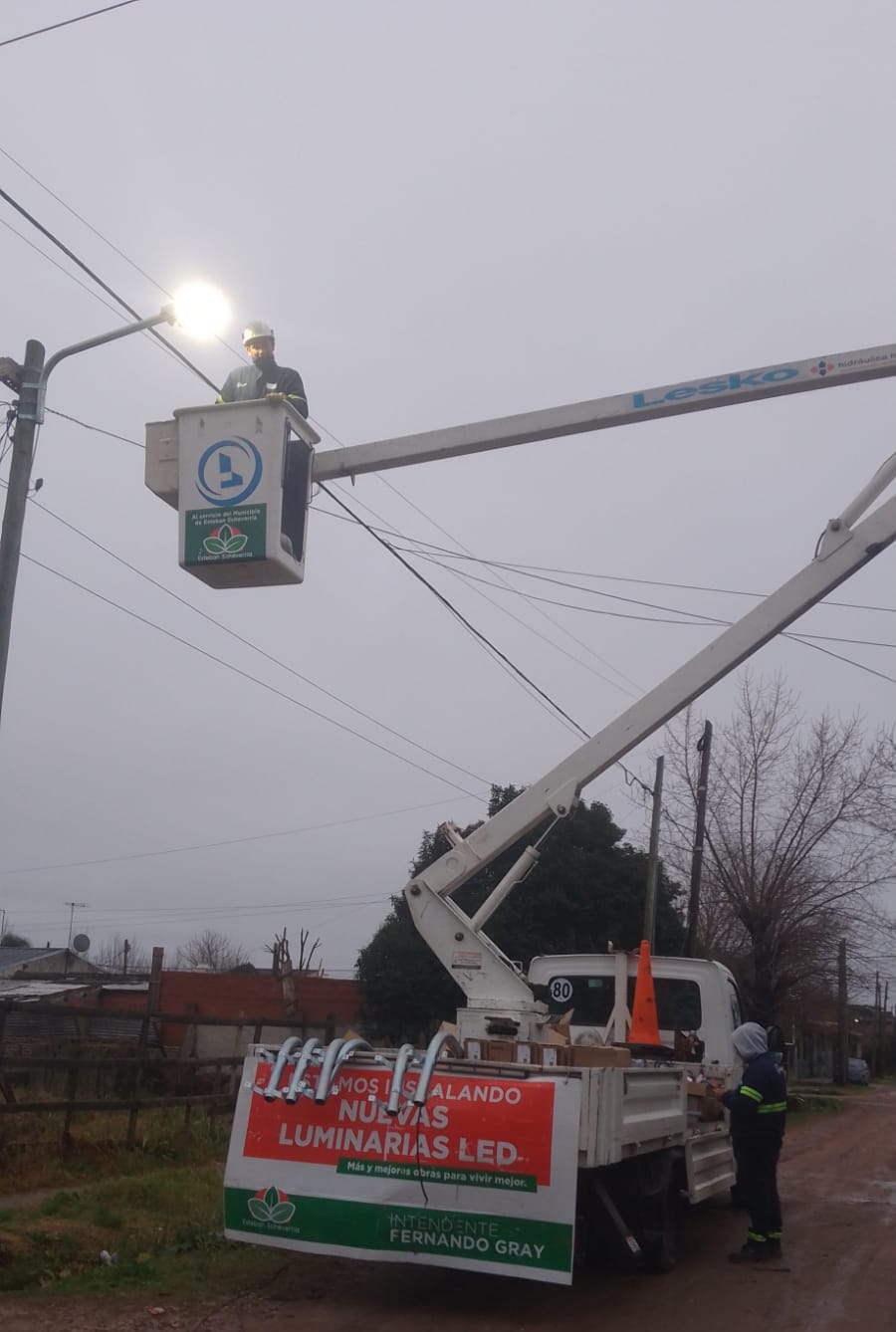 CONTINÚA LA INSTALACIÓN DE NUEVAS LUCES LED EN MONTE GRANDE SUR