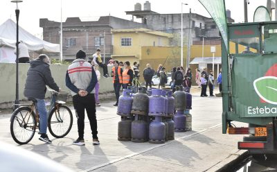 9 DE ABRIL: EL MUNICIPIO REALIZÓ UN OPERATIVO DE RECARGA DE GARRAFAS A PRECIO SOCIAL EN LA PLAZA MANUEL BELGRANO