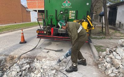 CONTINÚAN LAS OBRAS DE BACHEO EN MONTE GRANDE