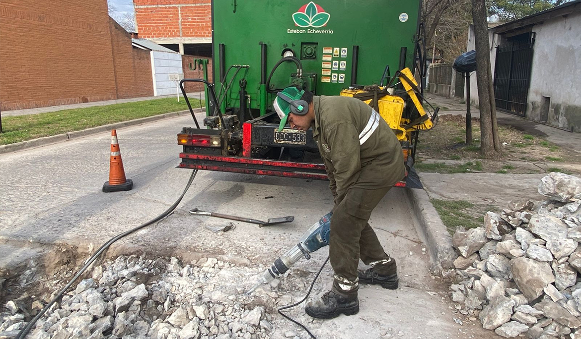 CONTINÚAN LAS OBRAS DE BACHEO EN MONTE GRANDE