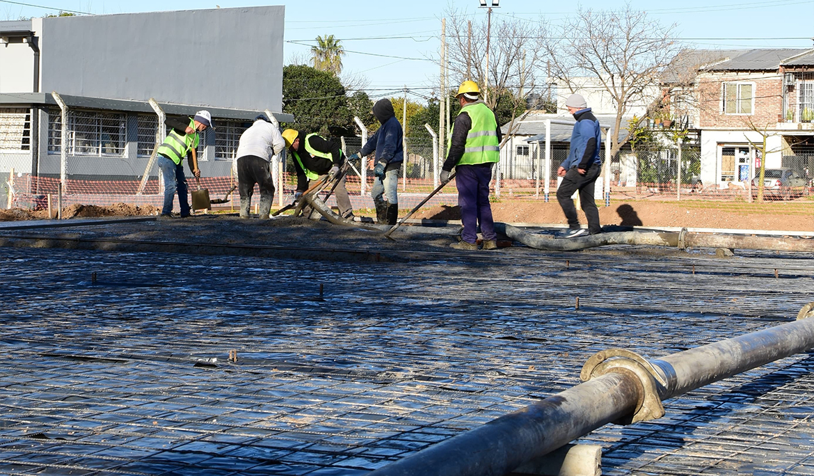 EL JAGÜEL: COMENZARON LAS OBRAS DE RENOVACIÓN DEL PLAYÓN DEPORTIVO DEL BARRIO SIGLO XX