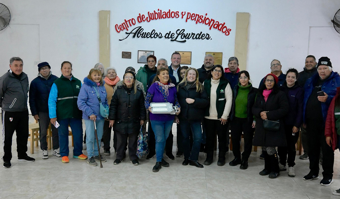 MONTE GRANDE SUR: MAGUI GRAY VISITÓ EL CENTRO DE JUBILADOS Y PENSIONADOS CLUB ABUELOS DE LOURDES EN BARRIO GRANDE