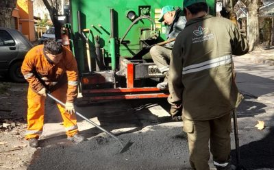 SIGUEN AVANZANDO LAS OBRAS DE BACHEO EN MONTE GRANDE