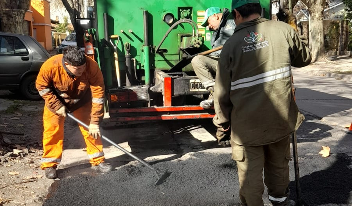 SIGUEN AVANZANDO LAS OBRAS DE BACHEO EN MONTE GRANDE
