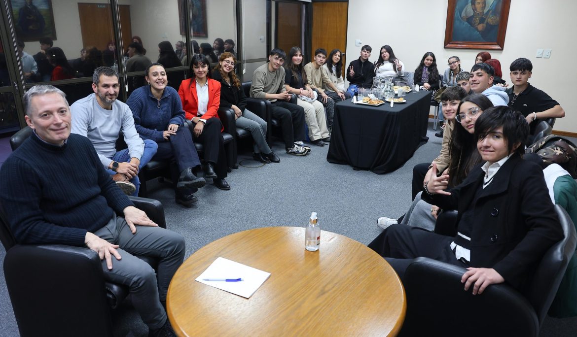 FERNANDO GRAY SE REUNIÓ CON REPRESENTANTES DE CENTROS DE ESTUDIANTES DE ESCUELAS SECUNDARIAS DEL DISTRITO