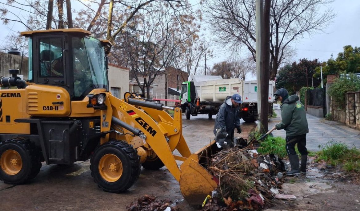 TRAS LAS INTENSAS LLUVIAS, EL MUNICIPIO DESPLEGÓ UN OPERATIVO DE LIMPIEZA EN LOS BARRIOS DEL DISTRITO