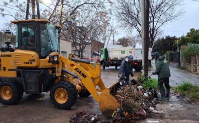 TRAS LAS INTENSAS LLUVIAS, EL MUNICIPIO DESPLEGÓ UN OPERATIVO DE LIMPIEZA EN LOS BARRIOS DEL DISTRITO