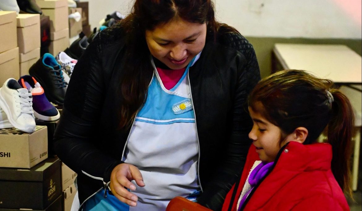 PROGRAMA ECHEverRÍA: EL MUNICIPIO ENTREGÓ 604 ANTEOJOS A CHICAS Y CHICOS CON DIFICULTADES EN LA VISIÓN DE DOS ESCUELAS DE MONTE GRANDE