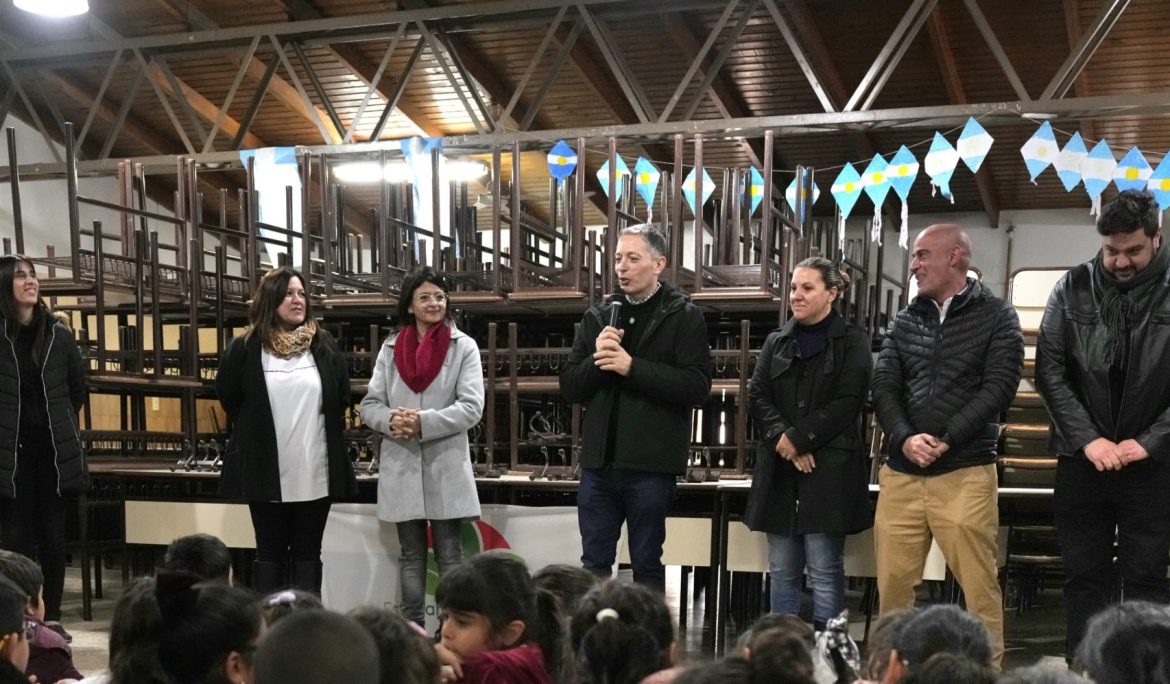 FERNANDO GRAY ENTREGÓ MOBILIARIO EN LA ESCUELA PRIMARIA N° 47 DE LUIS GUILLÓN
