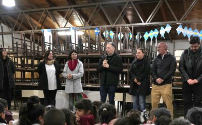 FERNANDO GRAY ENTREGÓ MOBILIARIO EN LA ESCUELA PRIMARIA N° 47 DE LUIS GUILLÓN