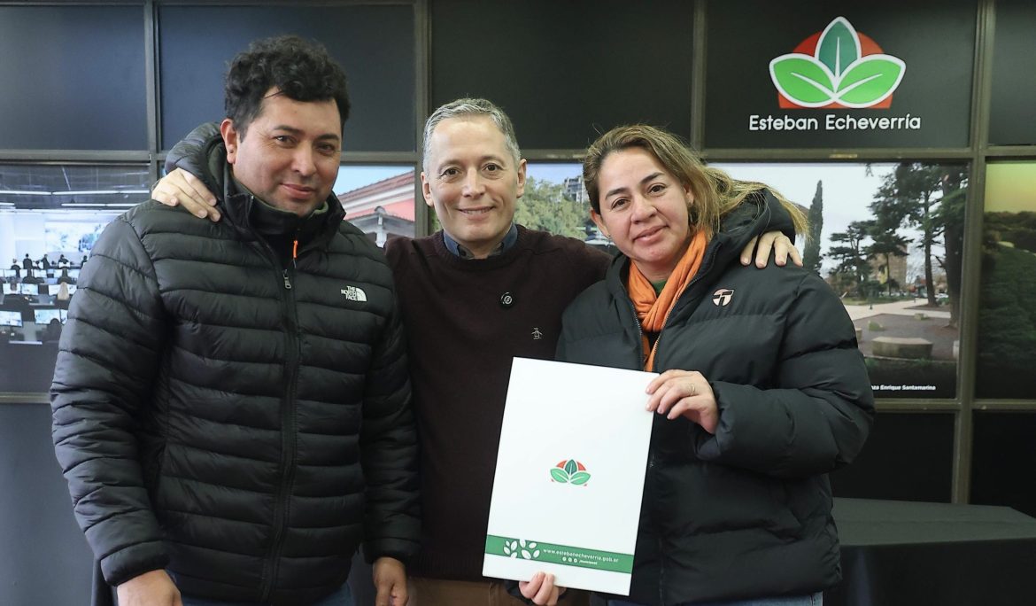 FERNANDO GRAY ENTREGÓ BOLETOS DE COMPRAVENTA A VECINAS Y VECINOS DEL BARRIO LA VICTORIA