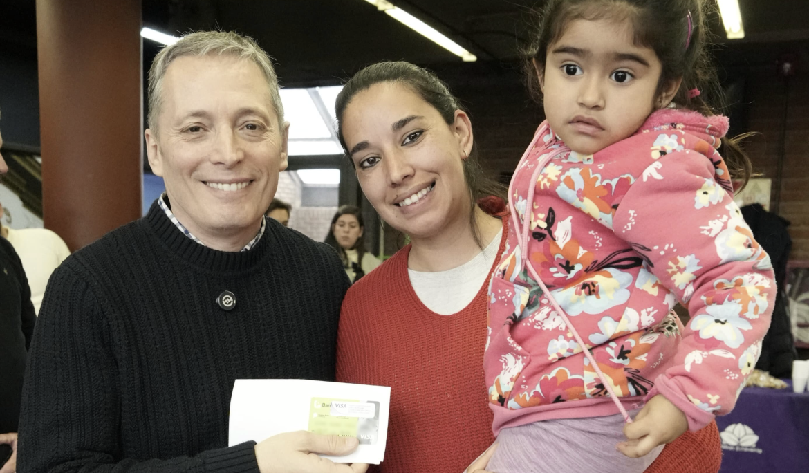 FERNANDO GRAY ENTREGÓ 73 TARJETAS DEL PLAN MÁS VIDA A VECINAS Y VECINOS