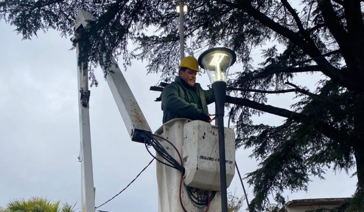 EL JAGÜEL: SIGUE LA COLOCACIÓN Y RENOVACIÓN DE LUMINARIAS LED EN CALLES Y AVENIDAS