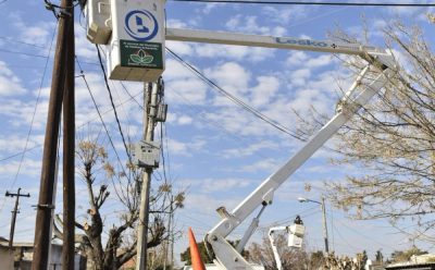LOS EQUIPOS DEL MUNICIPIO CONTINÚAN CON LA INSTALACIÓNDE LUCES LED EN EL BARRIO MALVINAS