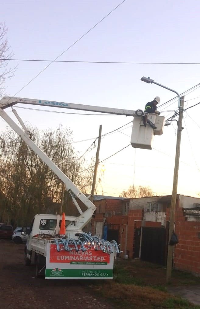 MONTE GRANDE SUR: CONTINÚA LA INSTALACIÓN DE LUCES LED EN BARRIO GRANDE