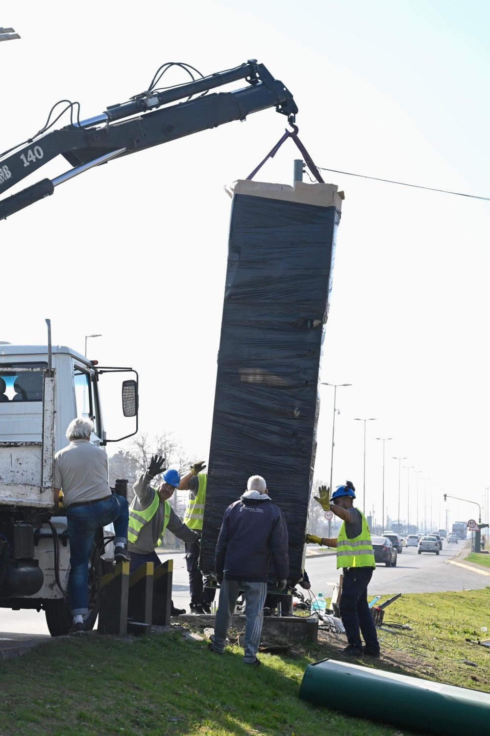 EL MUNICIPIO CONTINÚA CON LA RENOVACIÓN DE LOS TÓTEMS INDICADORES DE VELOCIDAD EN LA RUTA 205