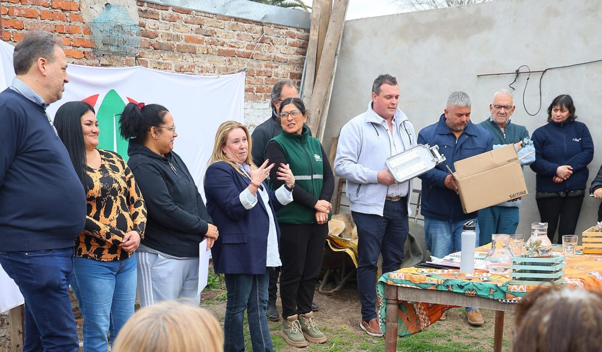 MONTE GRANDE SUR: MAGUI GRAY RECORRIÓ EL BARRIO POLICIAL, DONDE SE REUNIÓ CON VECINAS Y VECINOS Y PRESENCIÓ LA INSTALACIÓN DE NUEVAS LUCES LED
