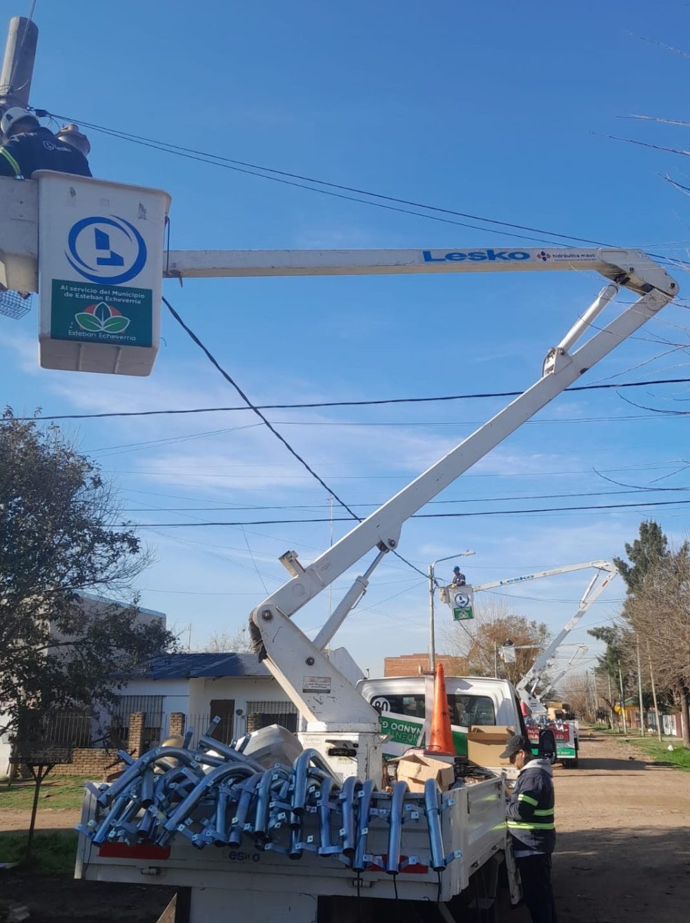 CONTINÚA LA INSTALACIÓN DE NUEVAS LUCES LED EN MONTE GRANDE SUR