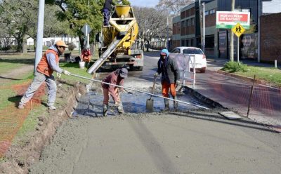 OBRAS DE BACHEO EN HORMIGÓN SOBRE LA CALLE ARANA EN MONTE GRANDE
