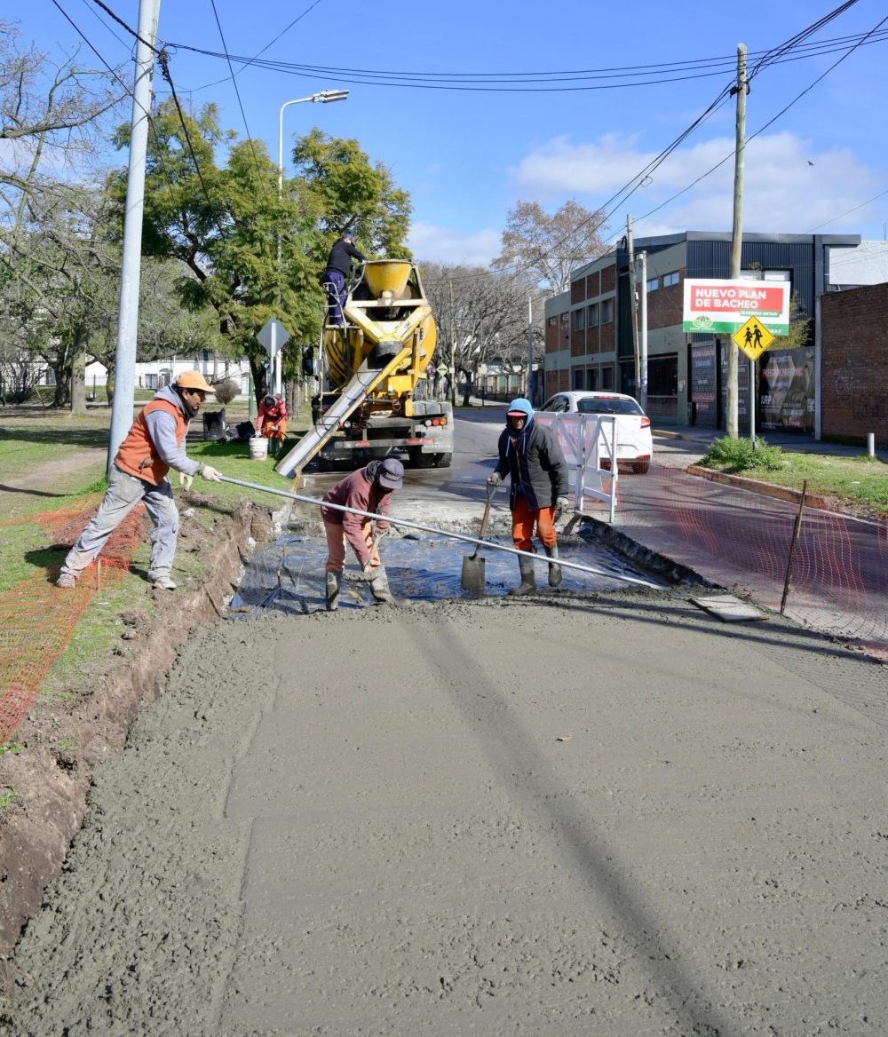 OBRAS DE BACHEO EN HORMIGÓN SOBRE LA CALLE ARANA EN MONTE GRANDE