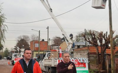 MONTE GRANDE SUR: FERNANDO GRAY SUPERVISÓ LA INSTALACIÓN DE LUCES LED EN BARRIO GRANDE